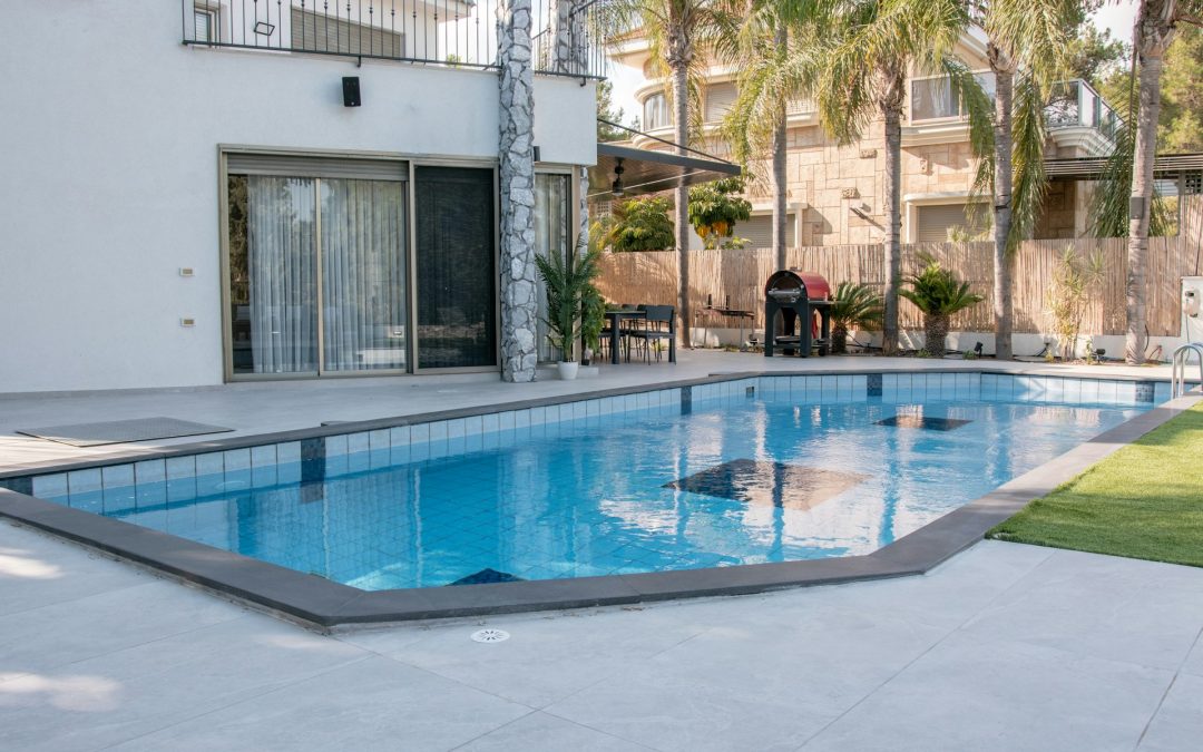 Red Flags to Watch for When Hiring Pool Builders in Gilbert